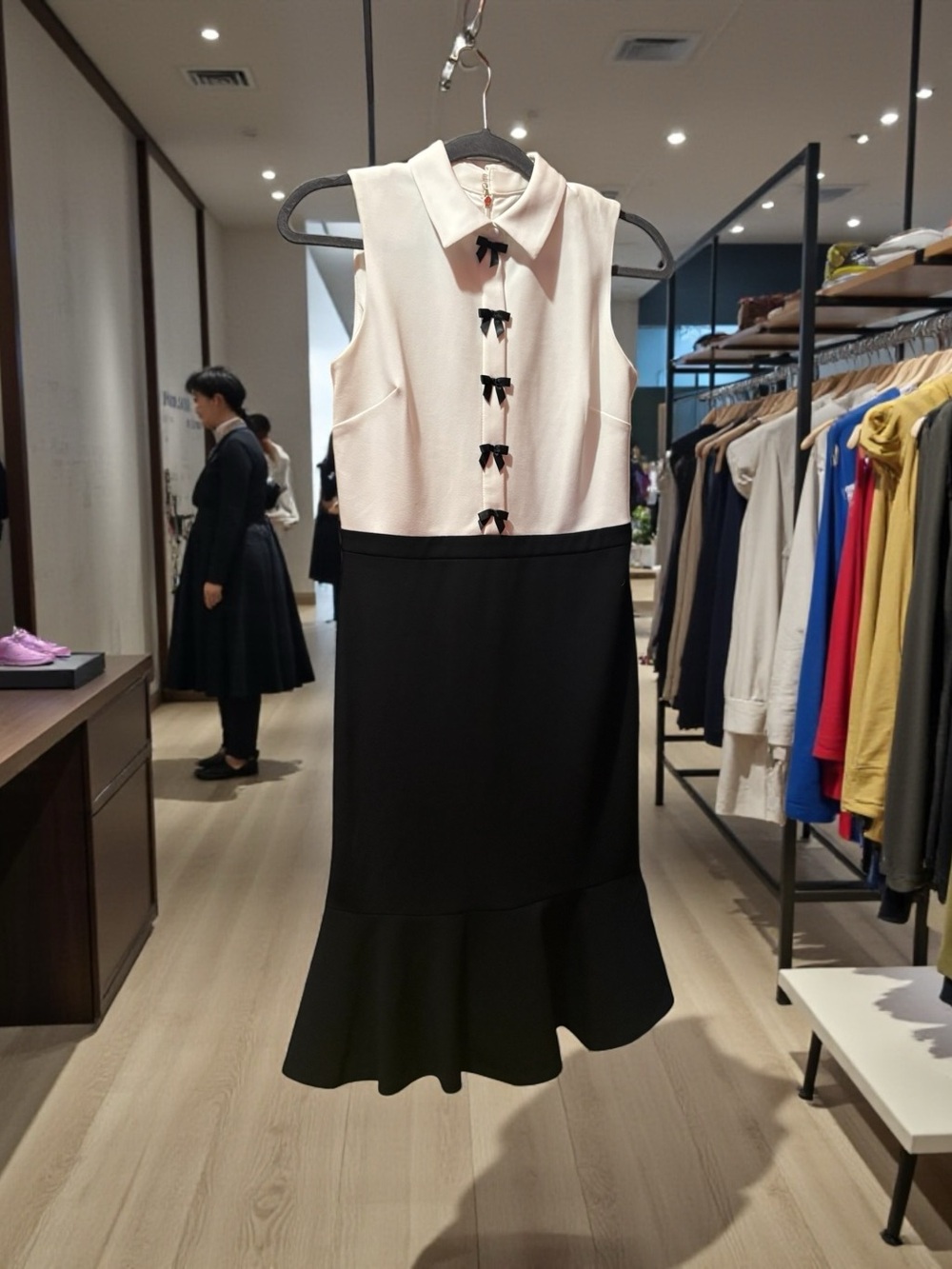 Karl Lagerfeld Paris black white bow collar mermaid hem sheath dress size 2